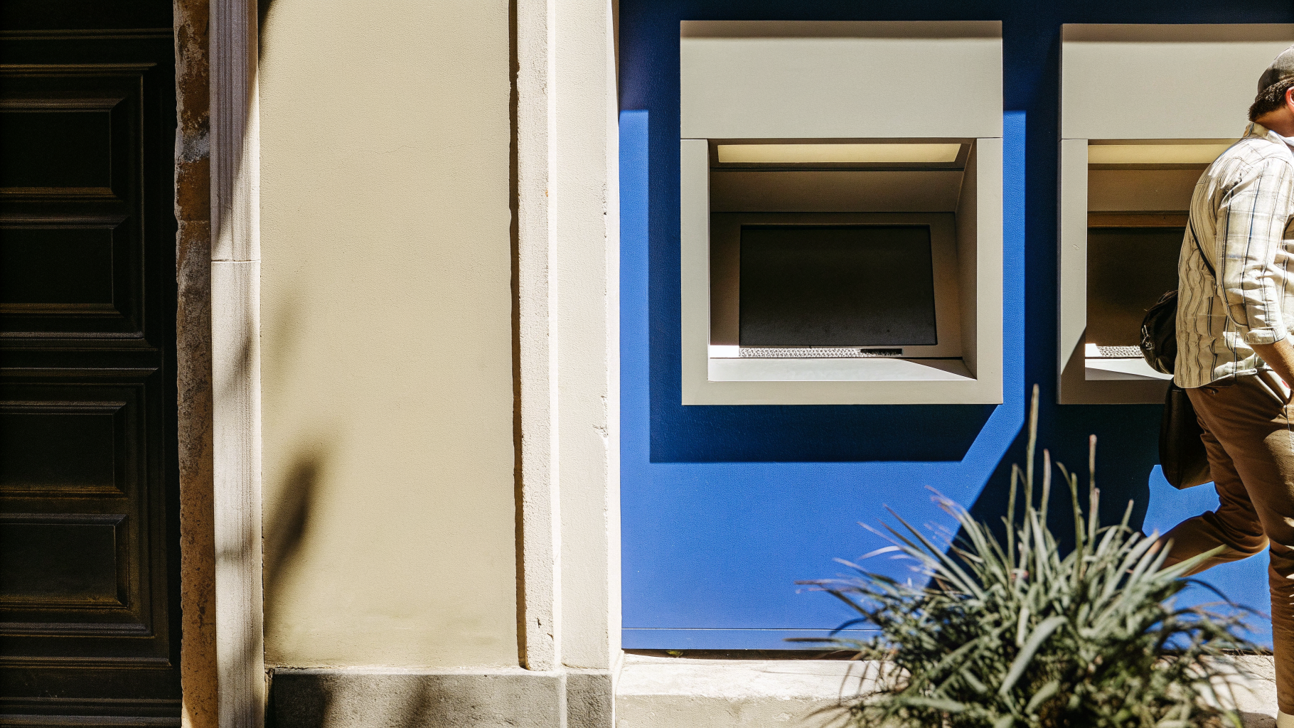 Illustration comparing a Croatian bank ATM with a standalone tourist ATM