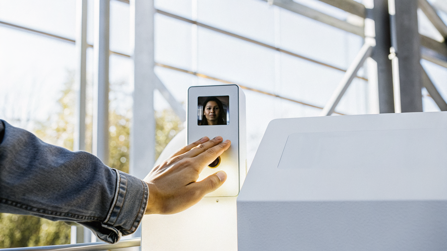 Illustration of the three EES registration steps at a Croatian airport: fingerprints, facial image, approval